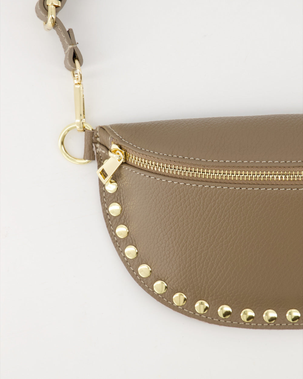 Street Style Crossbody taupe gedragen als crossbody | Coco & Co