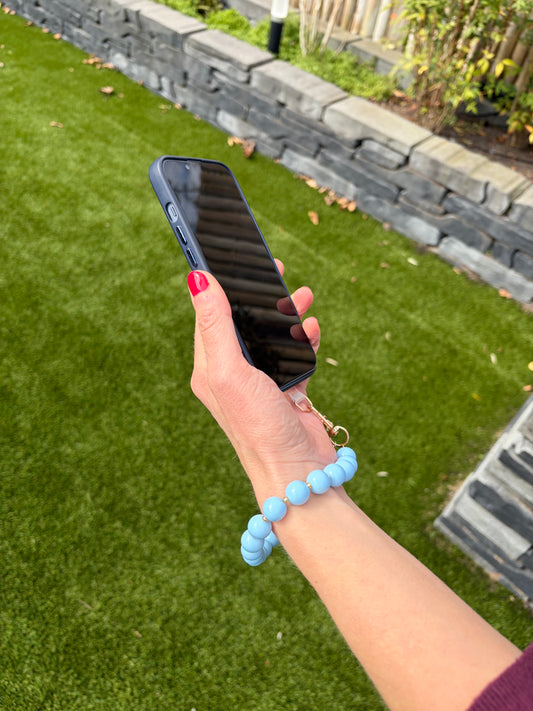 Blauw telefoonkoord kralen gedragen om de pols – handig en trendy telefoonaccessoire dames
