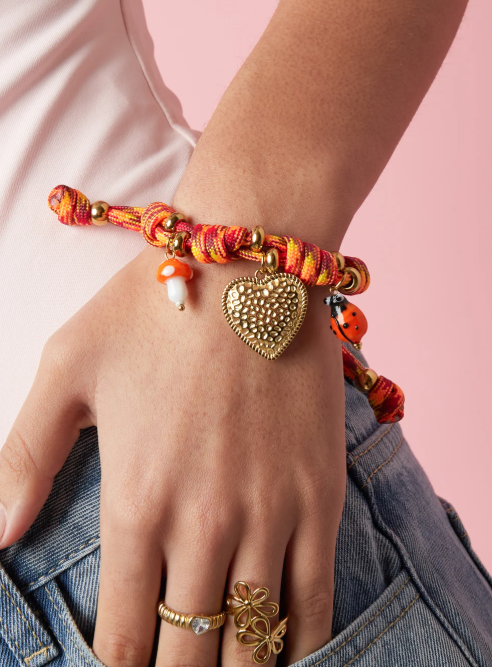 Armband Touwbedels oranje gedragen look dames | Coco & Co