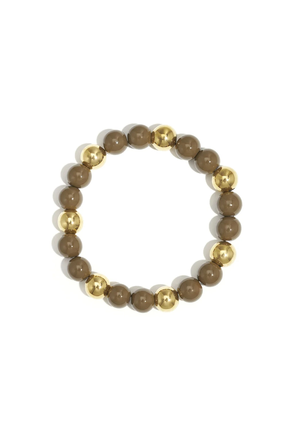 Kralenarmband met bruine kralen en goudkleurige ballen, productfoto op witte achtergron