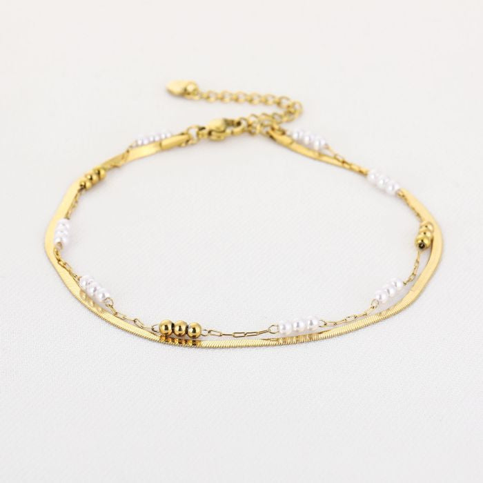 Enkelband Dubbel – Goud/Parelmoer, schuine close-up op witte achtergrond