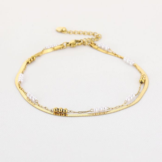 Enkelband Dubbel – Goud/Parelmoer, schuine close-up op witte achtergrond