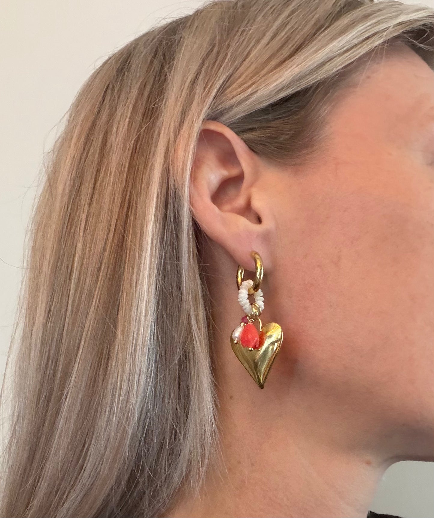 Oorbellen Hart goud oranje parel bloemdetail dames | Coco & Co