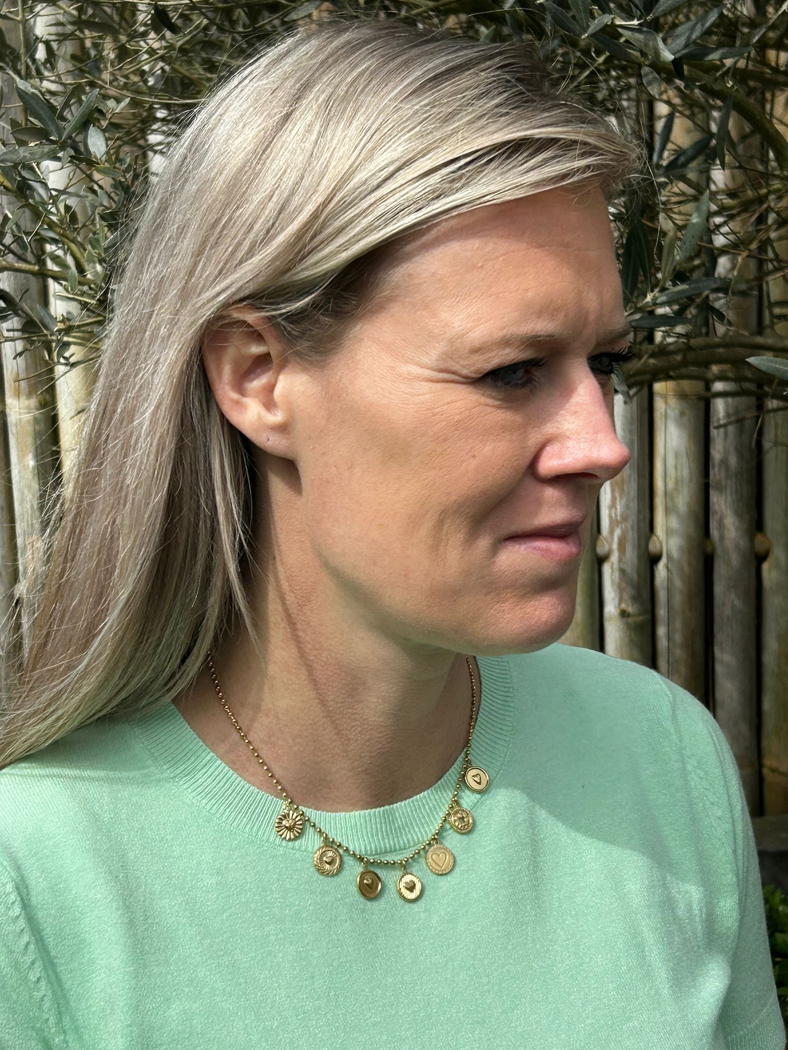 Ketting Muntbedels goud gedragen look dames | Coco & Co