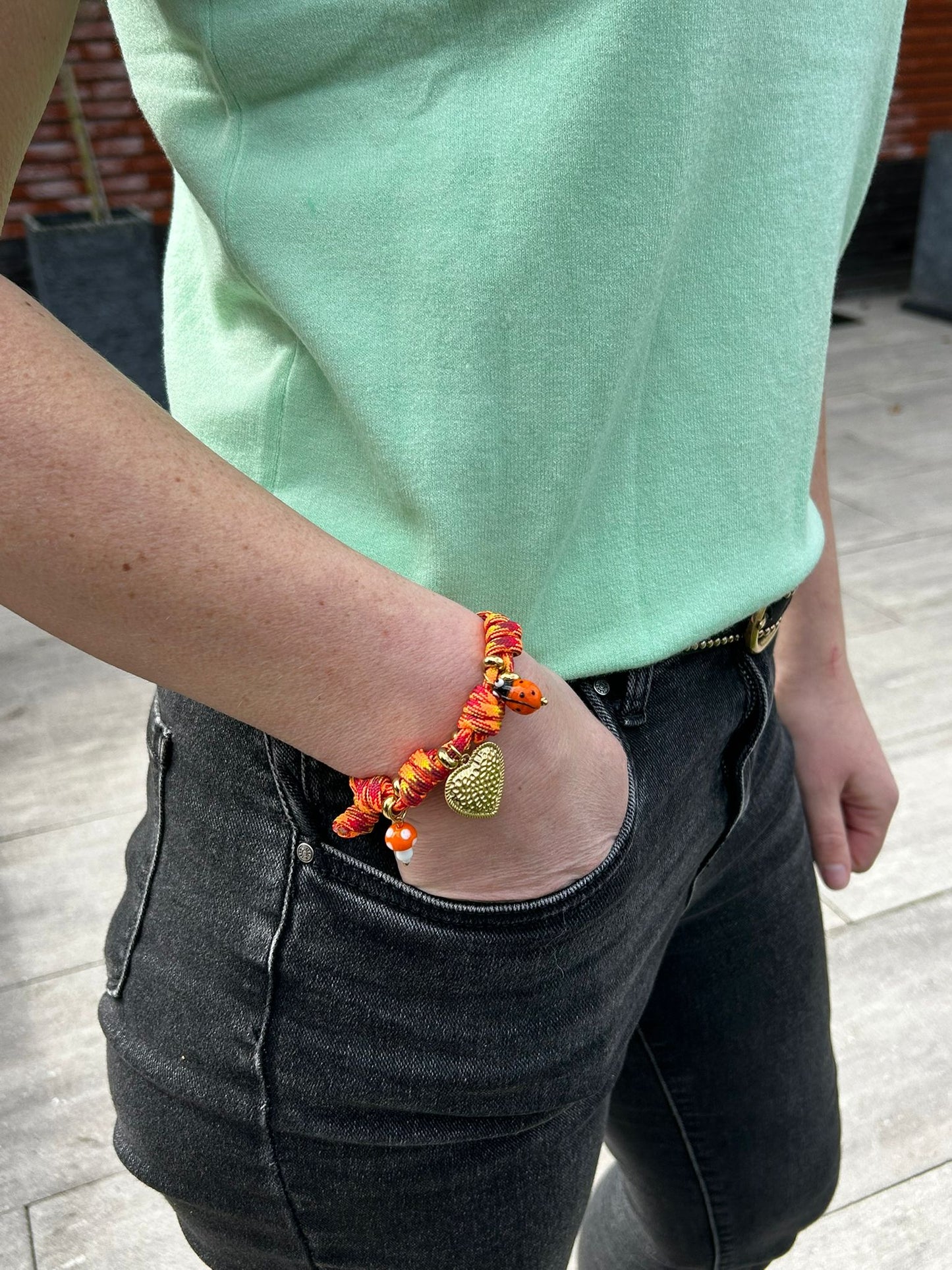 Armband Touwbedels oranje detail bedels | Coco & Co