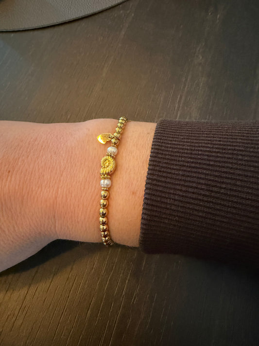 Armband Schelp Parel goud gedragen look dames | Coco & Co