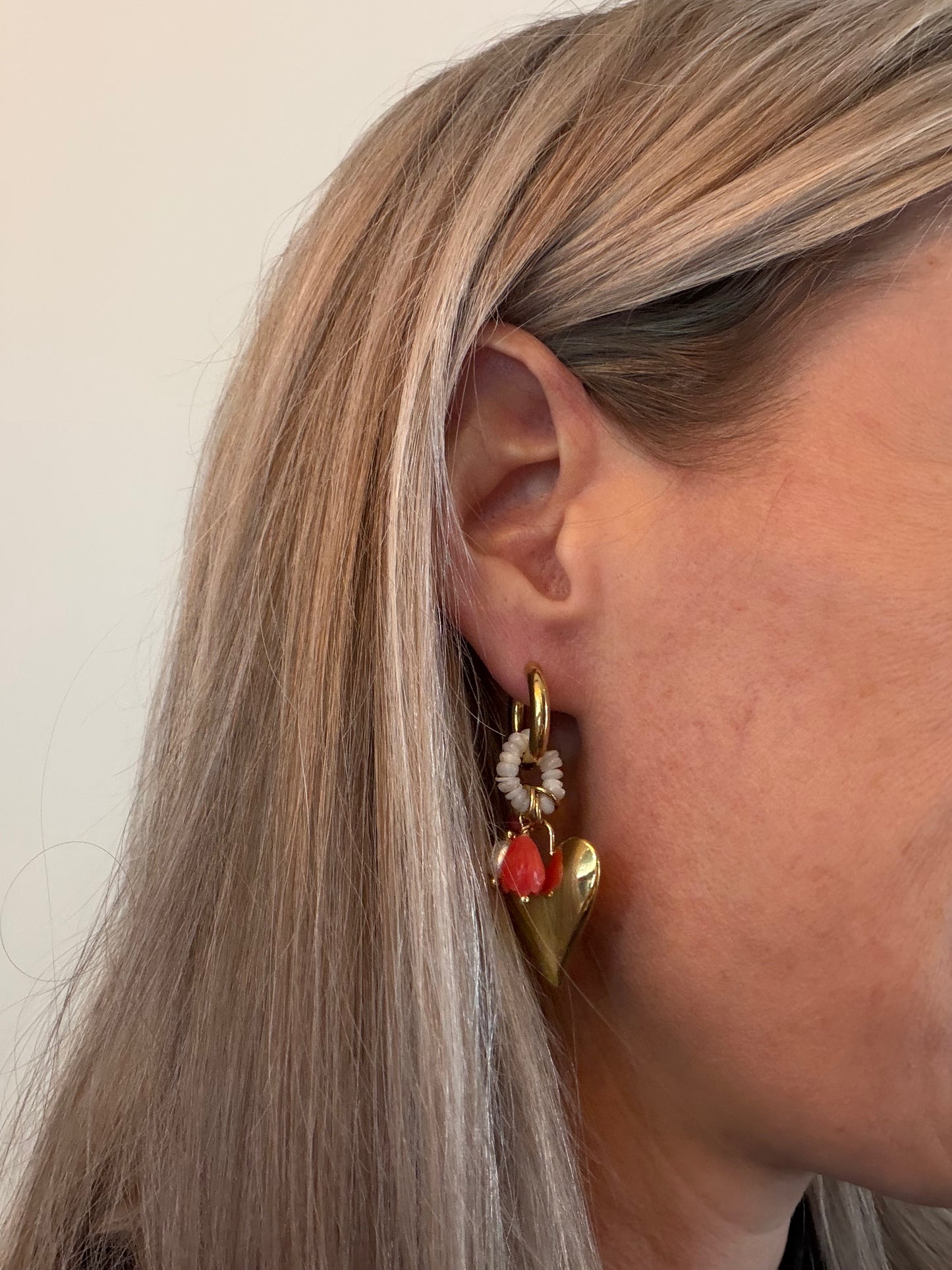Oorbellen Hart goud oranje parel bloemdetail dames | Coco & Co