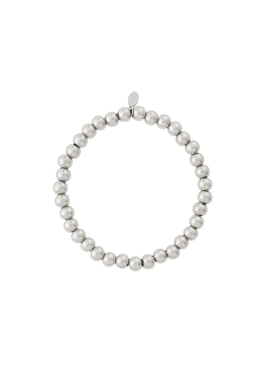 Massieve zilveren kralenarmband van 6mm op witte achtergrond, met klein zilver bedeltje