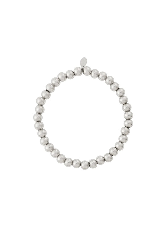 Massieve zilveren kralenarmband van 6mm op witte achtergrond, met klein zilver bedeltje