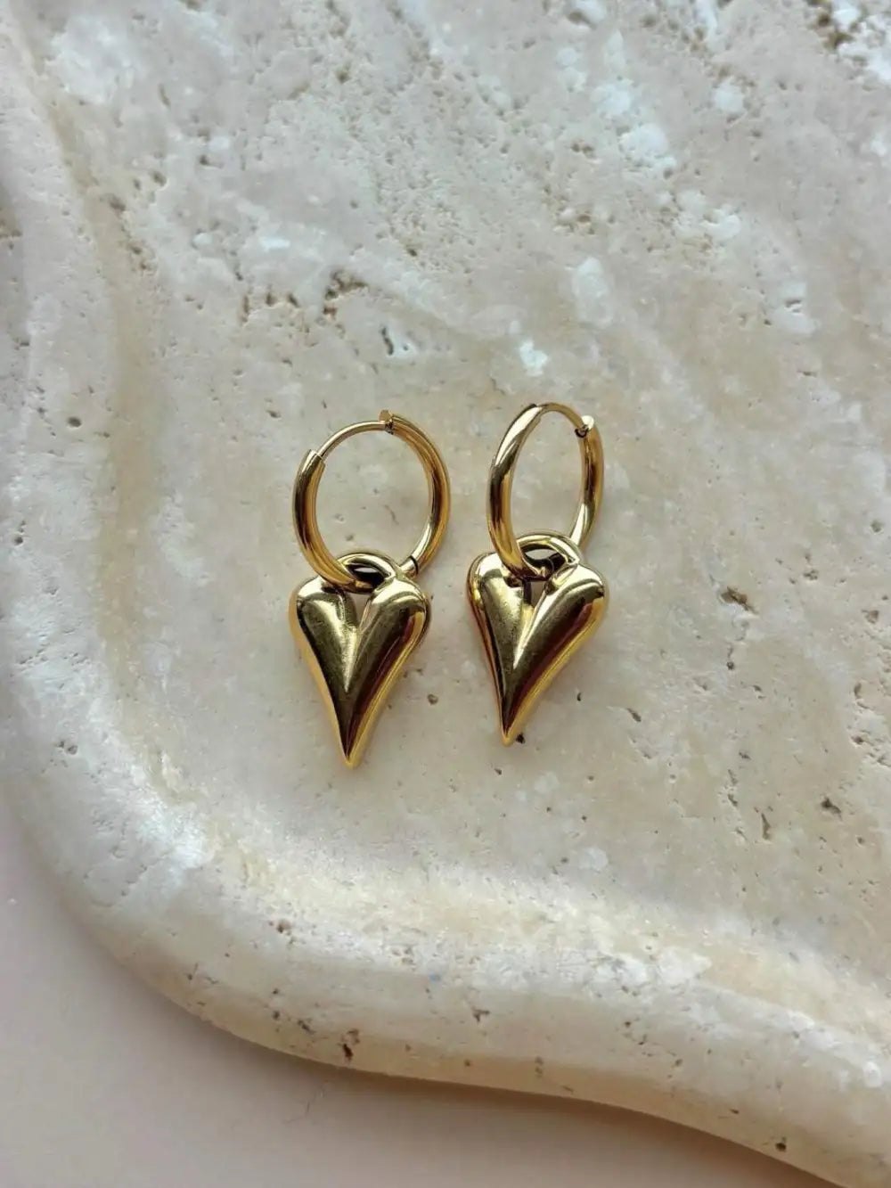 Oorbellen Harten Hangers goud 3D hartjes statement dames | Coco & Co