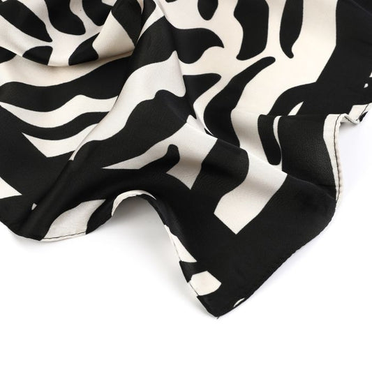 Zwart witte zebraprint sjaal gedragen als neksjaal – grafisch damesaccessoire Coco & Co