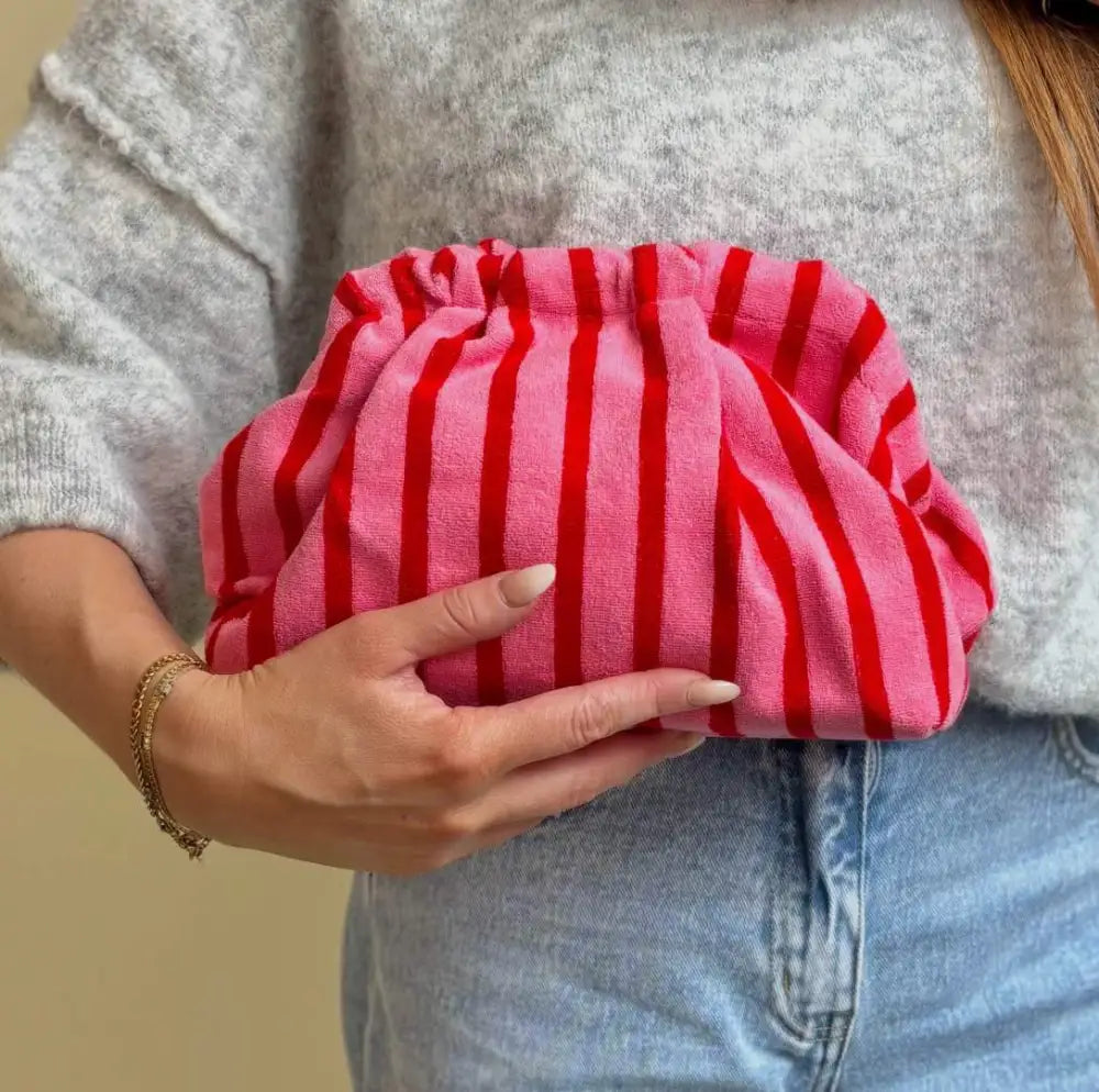 Toilettas Clutch roze rood gedragen look | Coco & Co