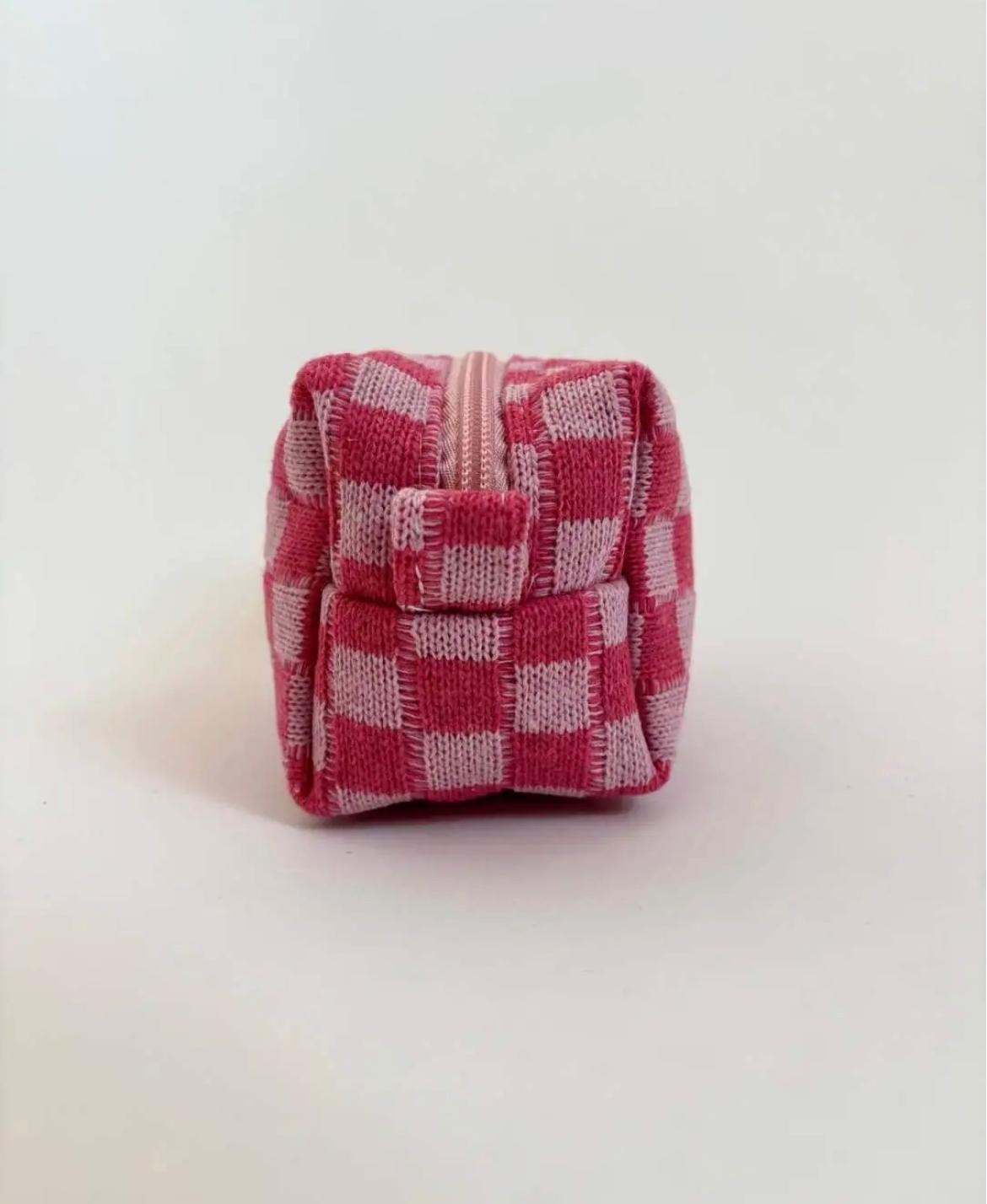 Toilettas roze gedragen look | Coco & Co