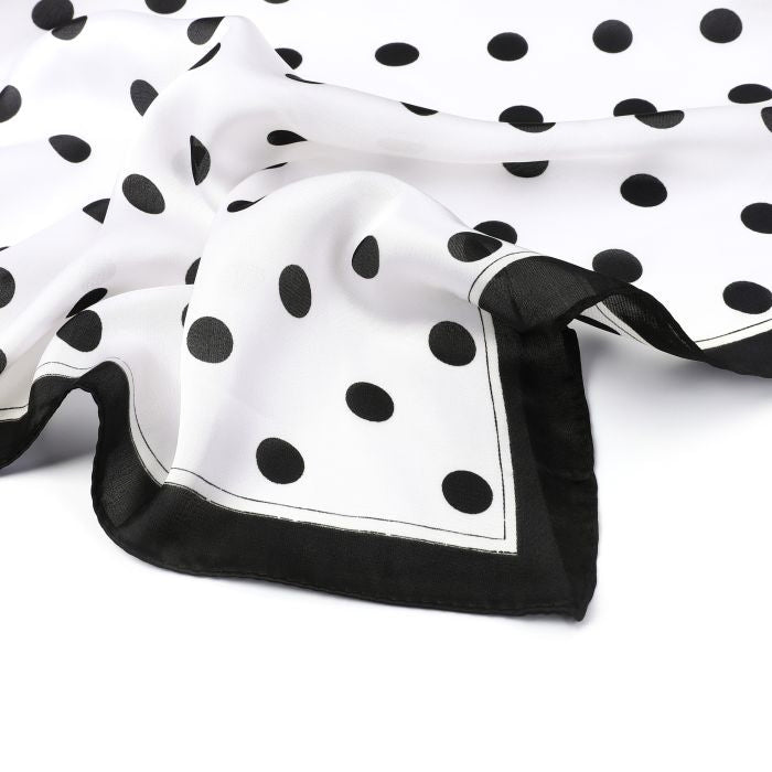 Zwart witte polkadot sjaal gedragen als neksjaal – retro stippenprint damesaccessoire Coco & Co