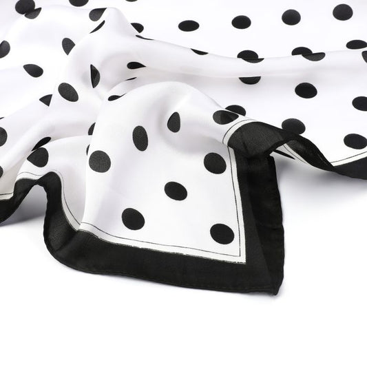 Zwart witte polkadot sjaal gedragen als neksjaal – retro stippenprint damesaccessoire Coco & Co