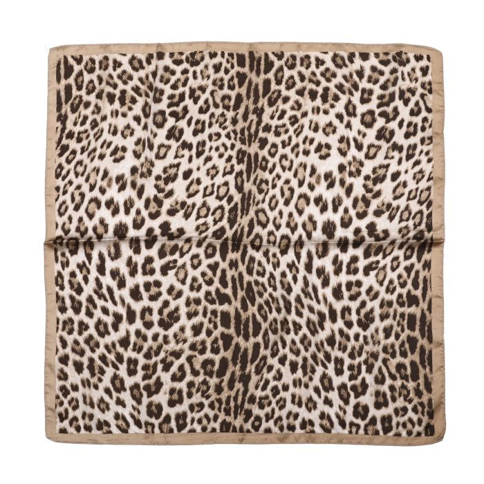 Beige panter sjaal geknoopt aan tas – stijlvol tasaccessoire dames zomer