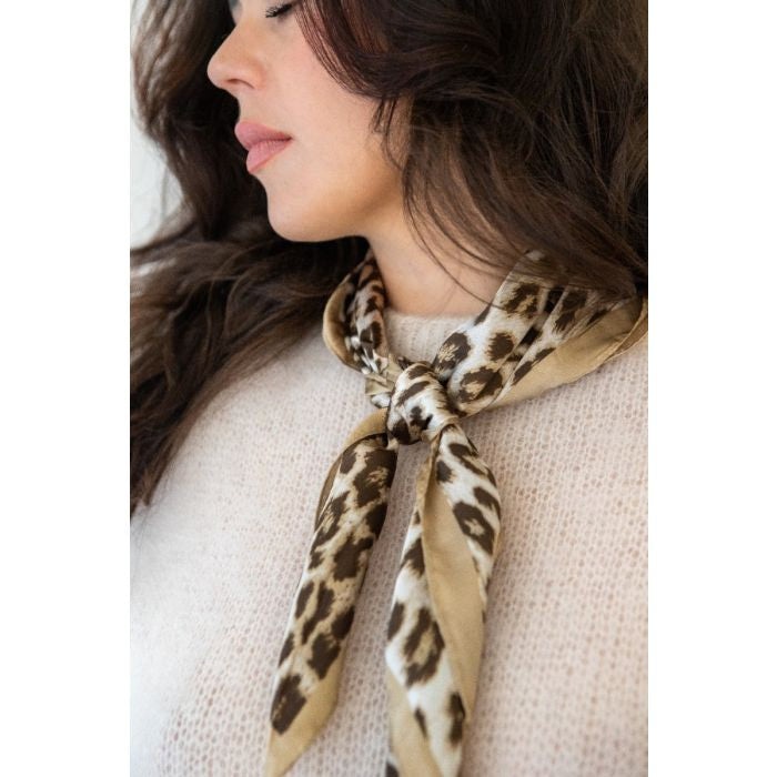 Beige panterprint sjaal gedragen als neksjaal – stoere damesaccessoire Coco & Co