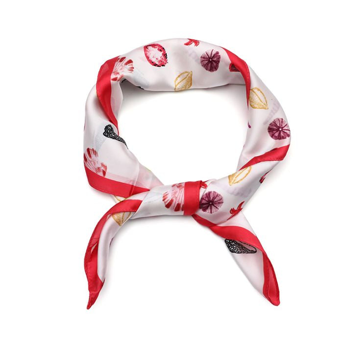 Roze witte sjaal met schelpenprint gedragen als neksjaal – zomerse strandlook Coco & Co