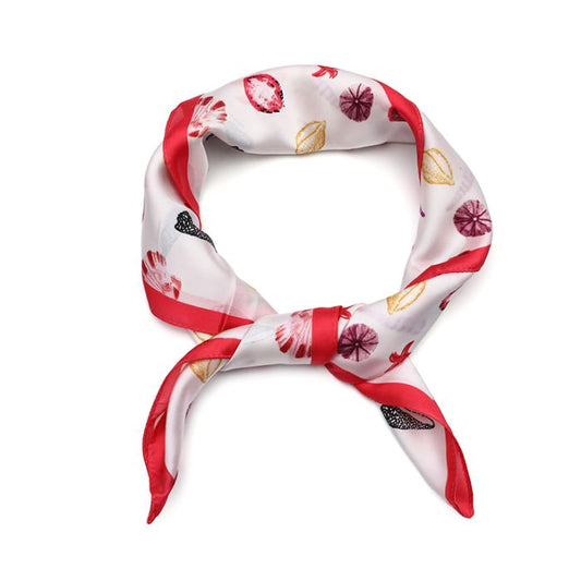 Roze witte sjaal met schelpenprint gedragen als neksjaal – zomerse strandlook Coco & Co